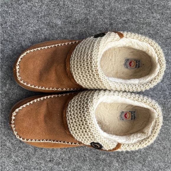 Men’s Brown Moccasin style slippers. Size 8.5. - Picture 2 of 5